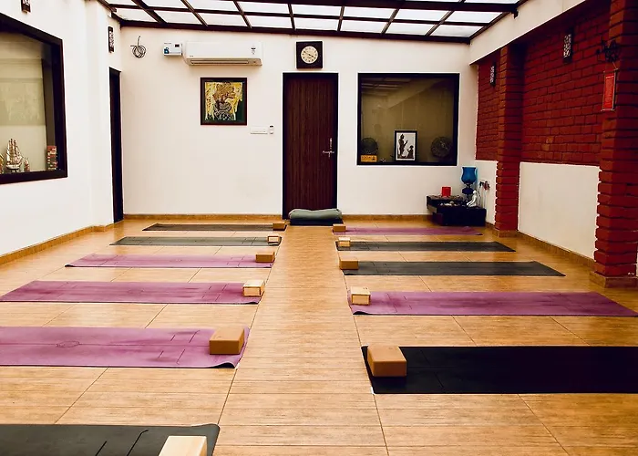 Pathik NiwasAirport Hotel